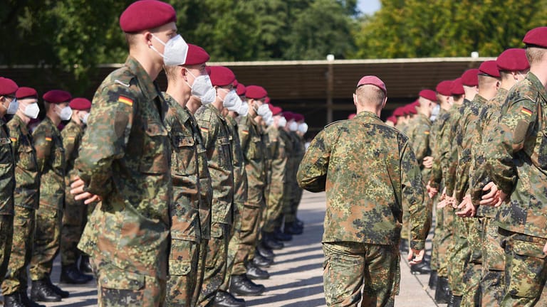 Soldaten der Bundeswehr (Archivbild): Unter einer rot-grün-gelben Regierung doch weniger Personal als geplant?