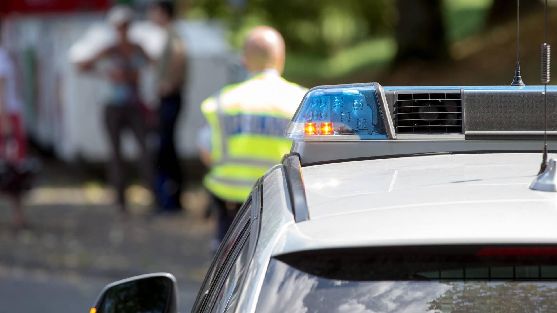 Polizeiwagen in NRW (Symbolfoto): Am Mittwochmorgen führten Einsatzkräfte in dem Bundesland eine Großrazzia durch.