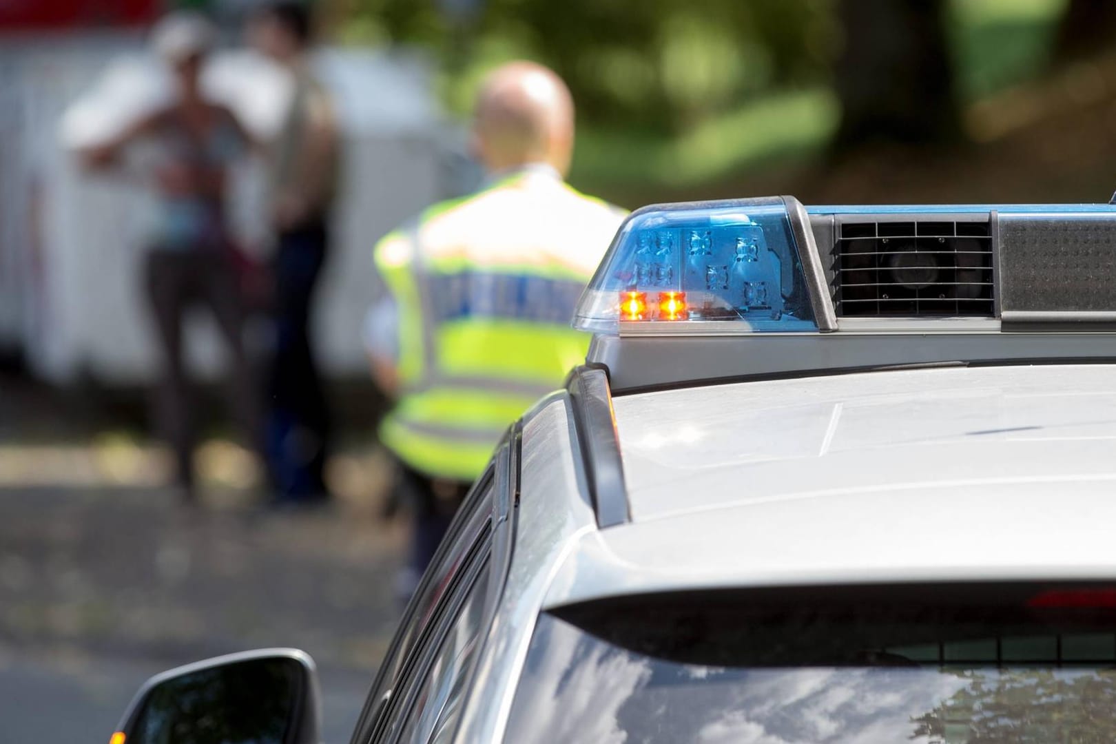 Polizeiwagen in NRW (Symbolfoto): Am Mittwochmorgen führten Einsatzkräfte in dem Bundesland eine Großrazzia durch.