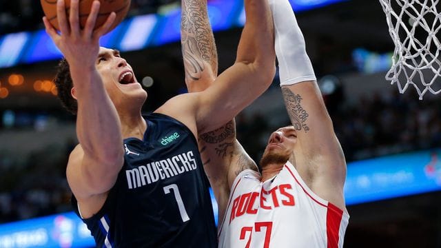 Mavericks-Forward Dwight Powell (l) zieht gegen Daniel Theis zum Korb. Mavericks-Forward Dwight Powell (l) zieht gegen Daniel Theis zum Korb.