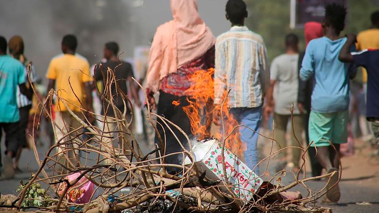 Pro-demokratische Demonstranten in Khartum blockieren mit Feuer die Straßen.