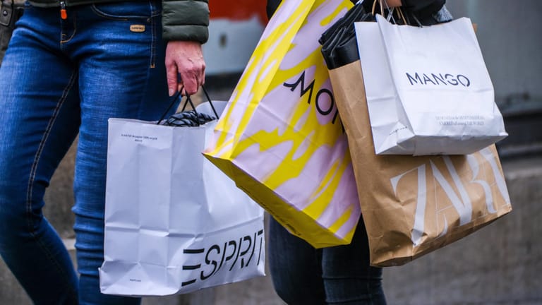 Menschen mit Einkaufstüten (Symbolbild): Viele Verbraucher kaufen derzeit mehr ein.