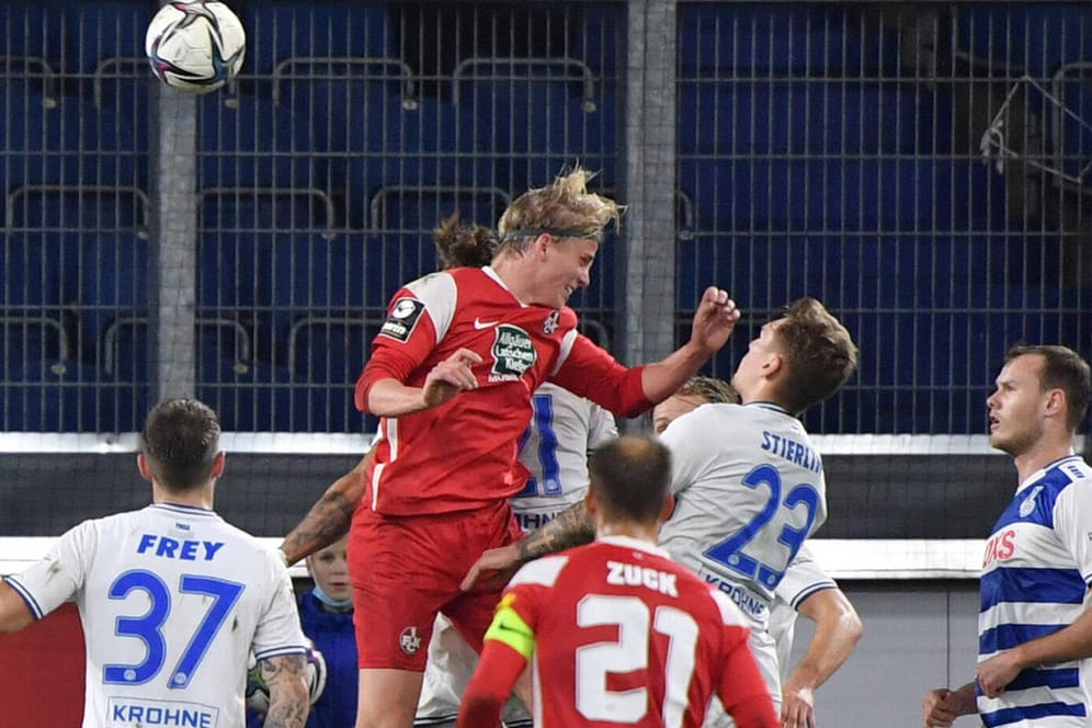 Kaiserslauterns Felix Götze (2.v.l.) verletzt sich in diesem Luftduell beim Spiel in Duisburg und zieht nun die Konsequenzen aus seiner erneuten Kopfverletzung.