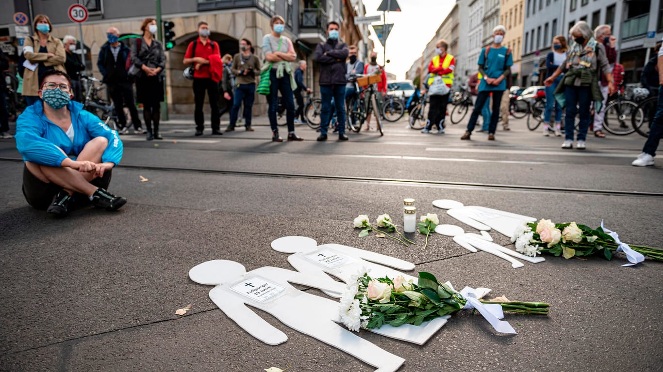 Figuren, die die Opfer darstellen, liegen bei der Mahnwache zum Jahrestag des SUV-Unfalls in der Invalidenstraße am Boden: Der Unfall hatte bundesweit für Aufsehen gesorgt.