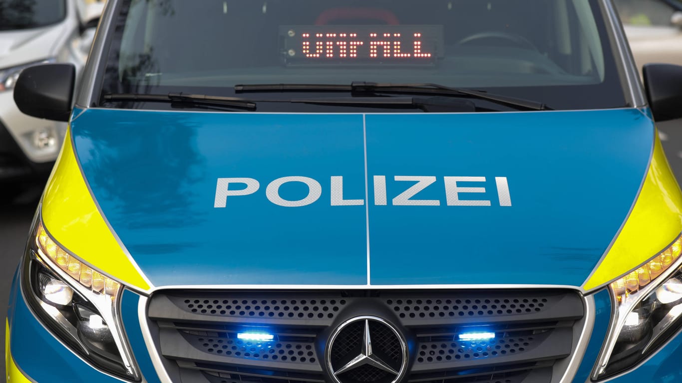 Auf der Anzeige eines Streifenwagens steht "Unfall" (Symbolbild): Am Mittwochmorgen staute sich der Verkehr auf vielen Straßen rund um Köln.