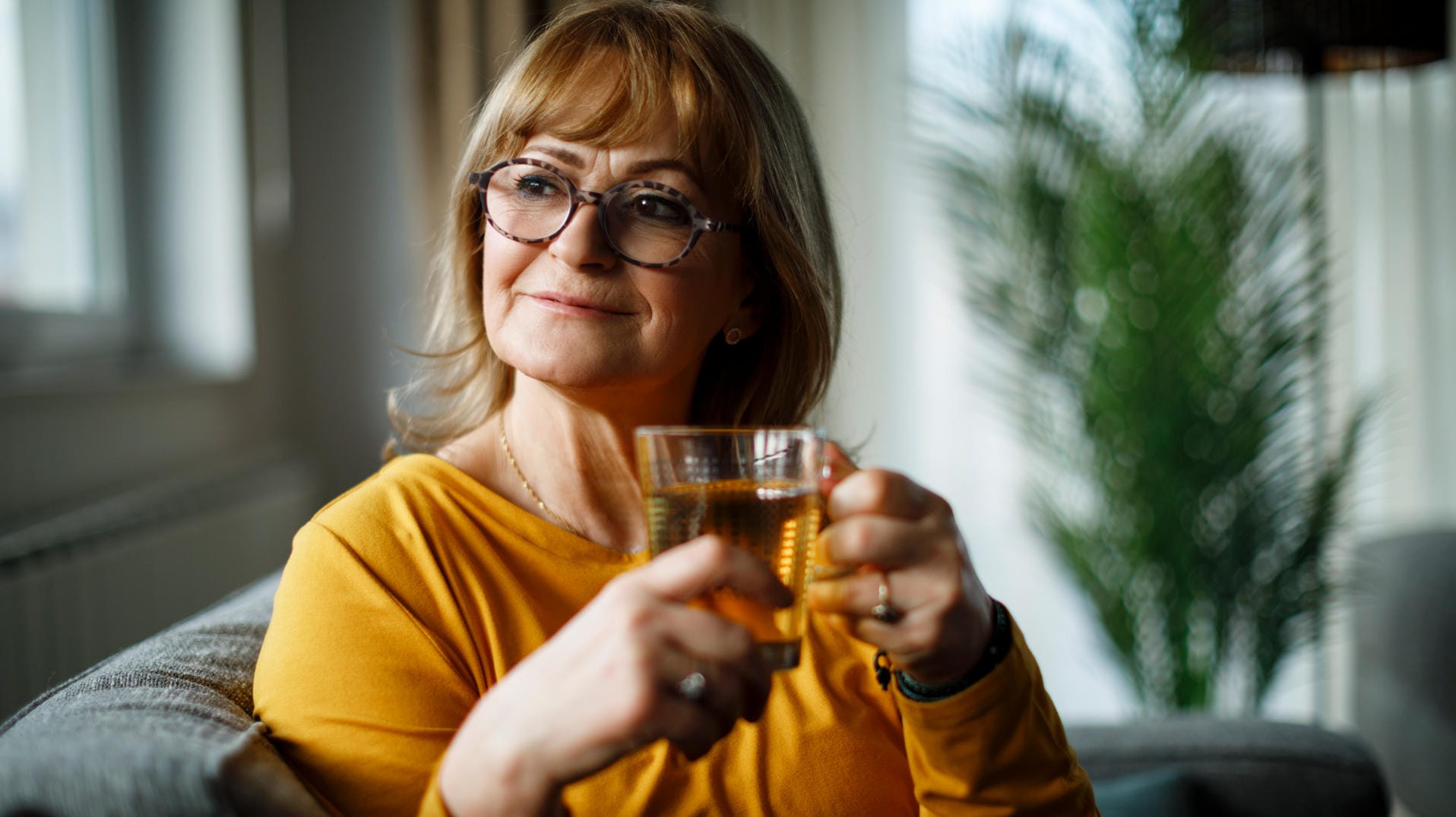 Tee trinken: Studien haben untersucht, ob Gurgeln Krankheitserreger abwehren kann.