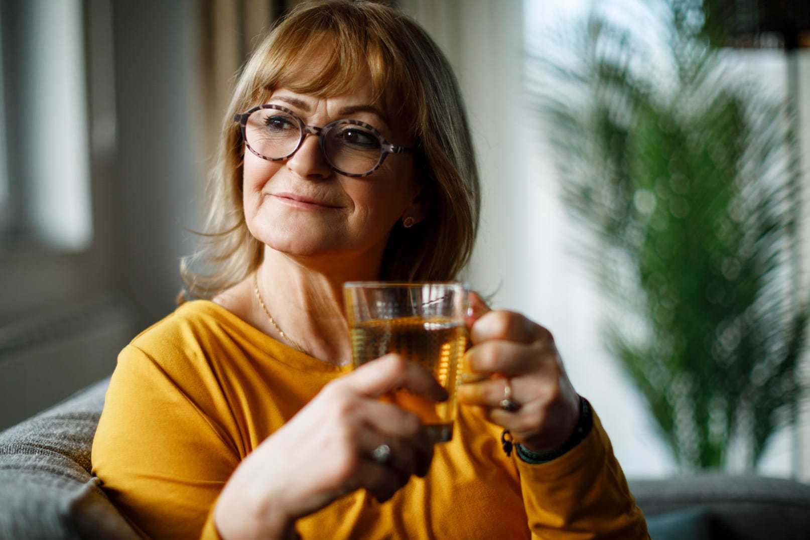 Tee trinken: Studien haben untersucht, ob Gurgeln Krankheitserreger abwehren kann.