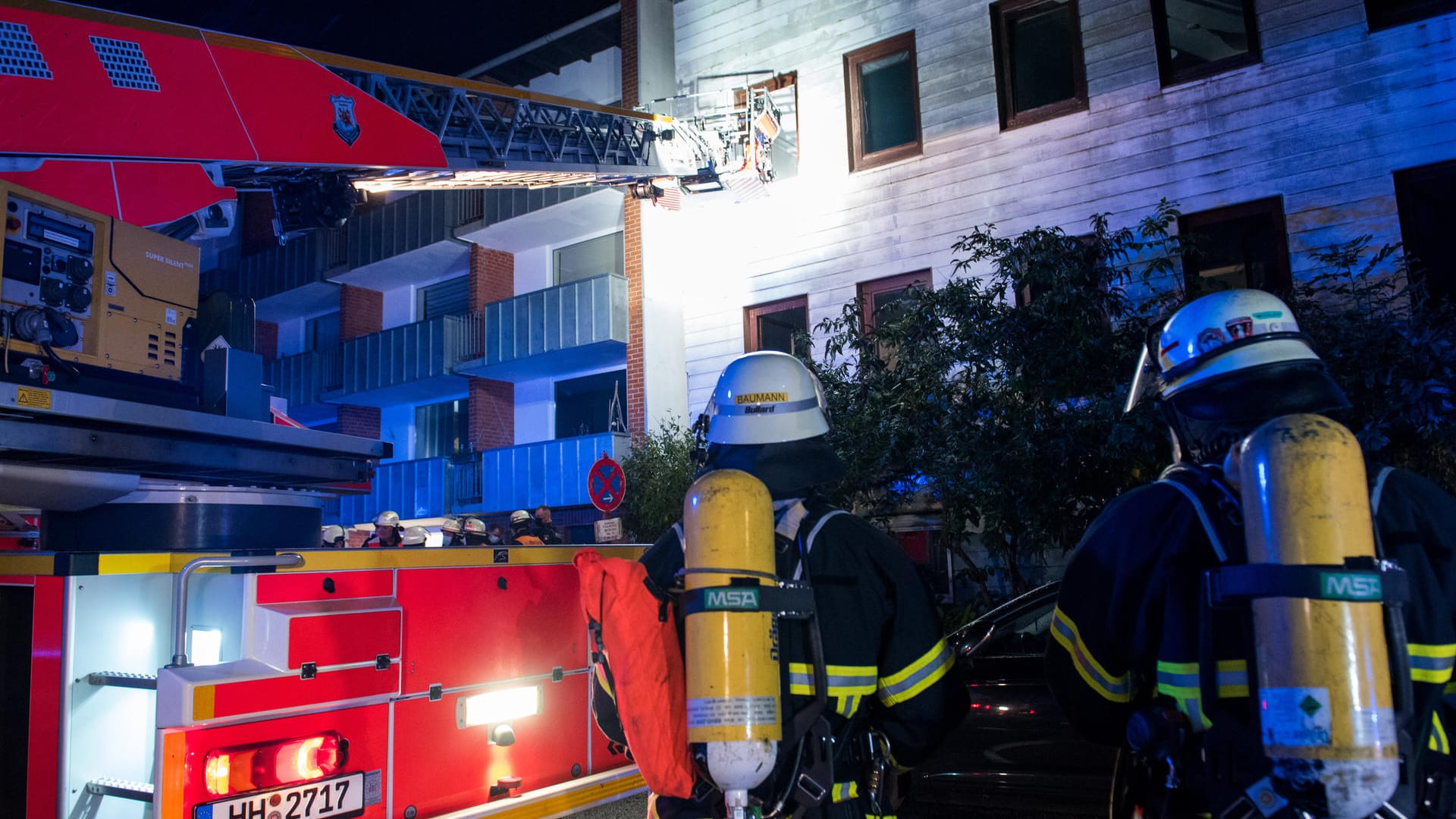 Einsatzkräfte der Feuerwehr stehen im Stadtteil Billstedt vor einer Jugendwohneinrichtung: Bei einem Brand in dem Gebäude sind in der Nacht mehrere Bewohner verletzt worden. Einsatzkräfte der Feuerwehr stehen im Stadtteil Billstedt vor einer Jugendwohneinrichtung: Bei einem Brand in dem Gebäude sind in der Nacht mehrere Bewohner verletzt worden.