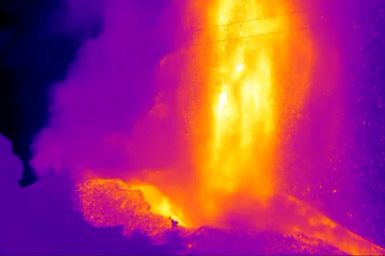 La Palma: Aufnahmen zeigen die Dimension der neuen Lavafontäne, die über 600 Meter hoch ist.