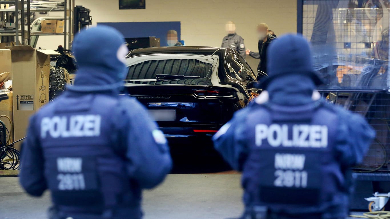 Auch in Ratingen rückten Beamte aus: Hier untersuchen Polizisten Räumlichkeiten in einem Gewerbegebiet.