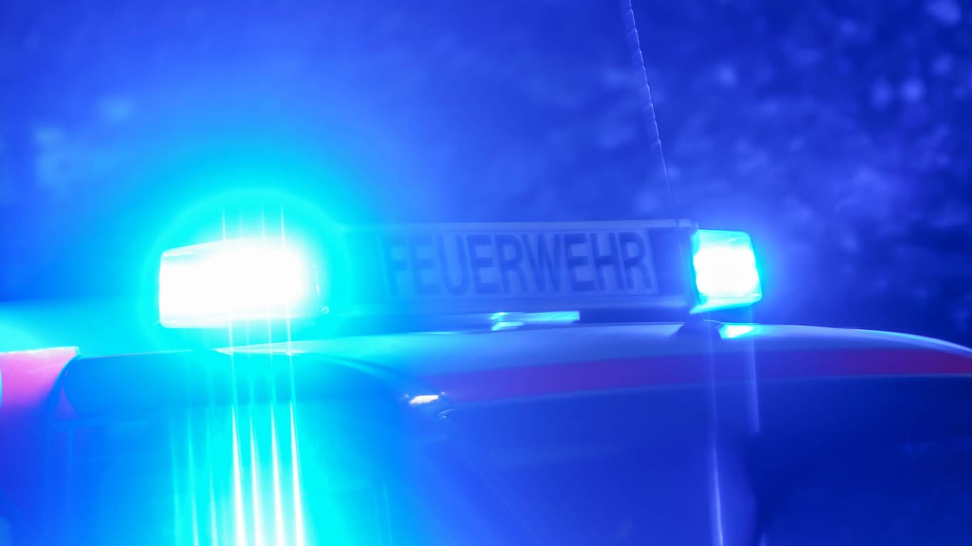 Blaulicht leuchtet auf einem Einsatzwagen der Feuerwehr (Symbolbild): Eine Führerin eines Triebwagens hatte den Mann entdeckt.