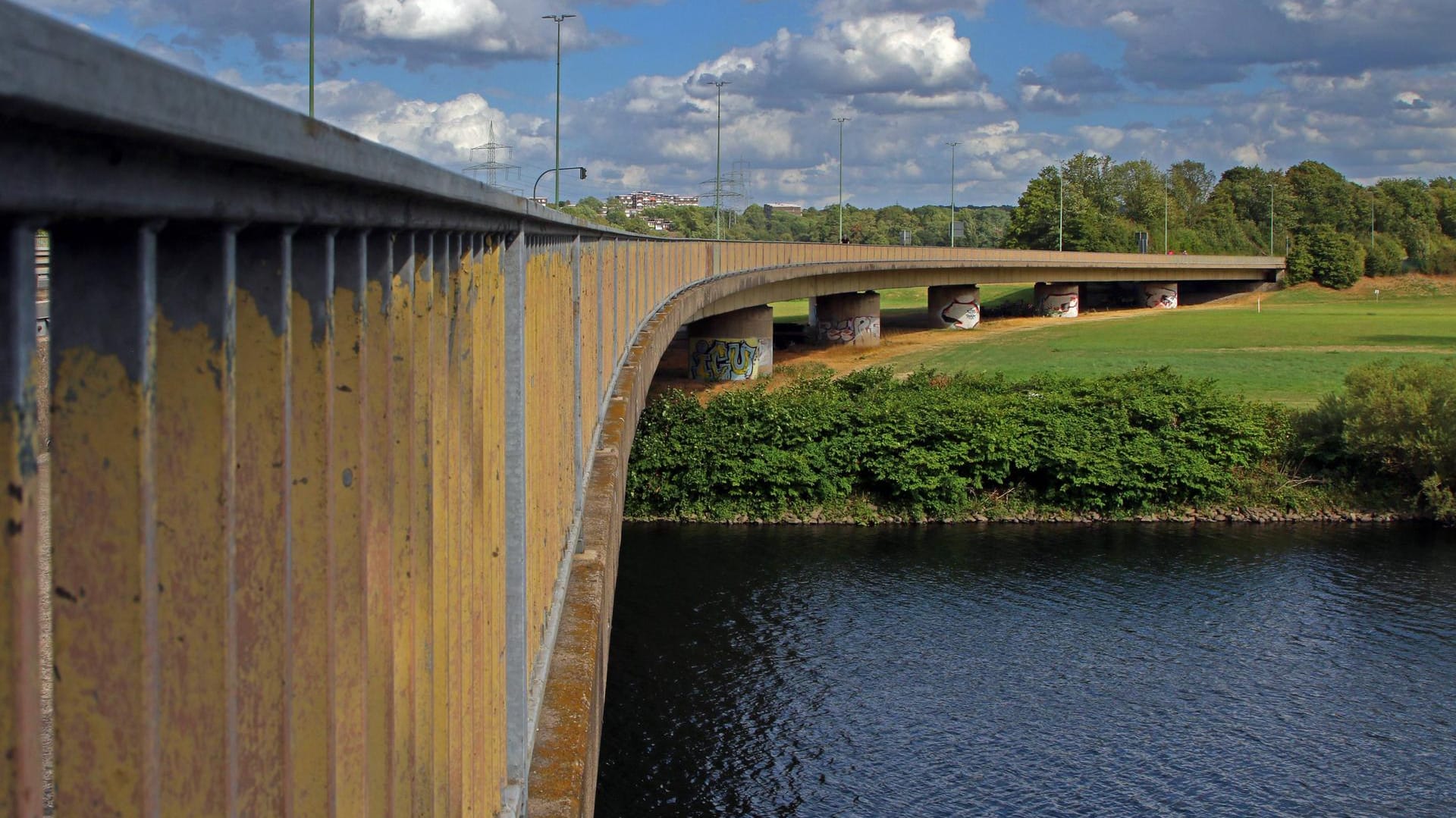 Die Konrad-Adenauer-Brücke über die Ruhr in Essen-Rellinghausen (Symbolbild): Von hier aus sahen Spaziergänger den leblosen Körper.