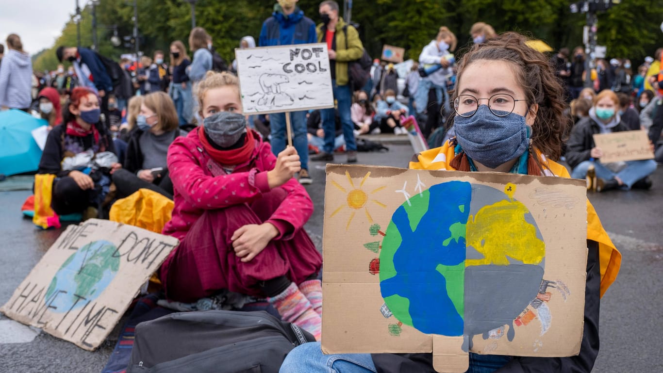 Klimaschutz-Demonstration am Brandenburger Tor: Viele Deutsche würden strengere Regeln, um dem Klimawandel entgegen zu wirken, begrüßen.