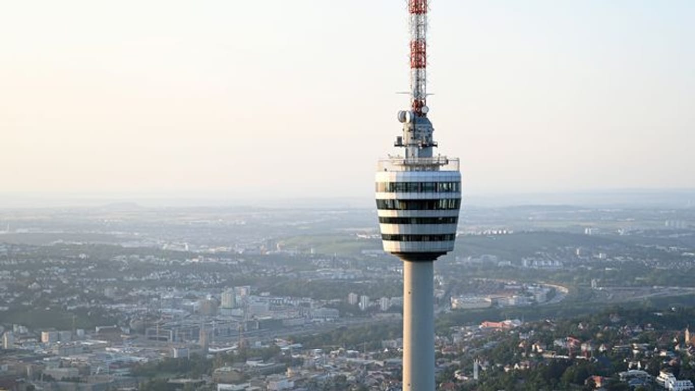 Der Stuttgarter Fernsehturm, aufgenommen aus einem Heißluftballon (Archivbild): Das Bauwerk soll nach dem Willen das Landes für die Welterbeliste vorgeschlagen werden.