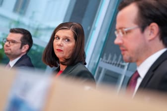 Dirk Wiese (SPD) (v.l.), Katrin Göring-Eckardt (Grüne) und Marco Buschmann (FDP, v. l.): Sie haben den Plan der Ampel-Parteien für die kommenden Corona-Monate vorgestellt.