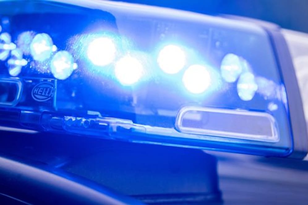 Blaulicht der Polizei (Symbolbild): In Nienburg ist eine tote Frau in einer Marschlandschaft gefunden worden.