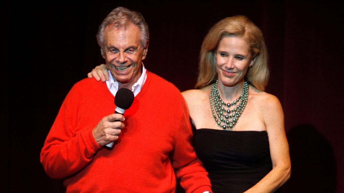 Mort Sahl mit seiner Frau Kenslea Sahl in Los Angeles im Jahr 2007