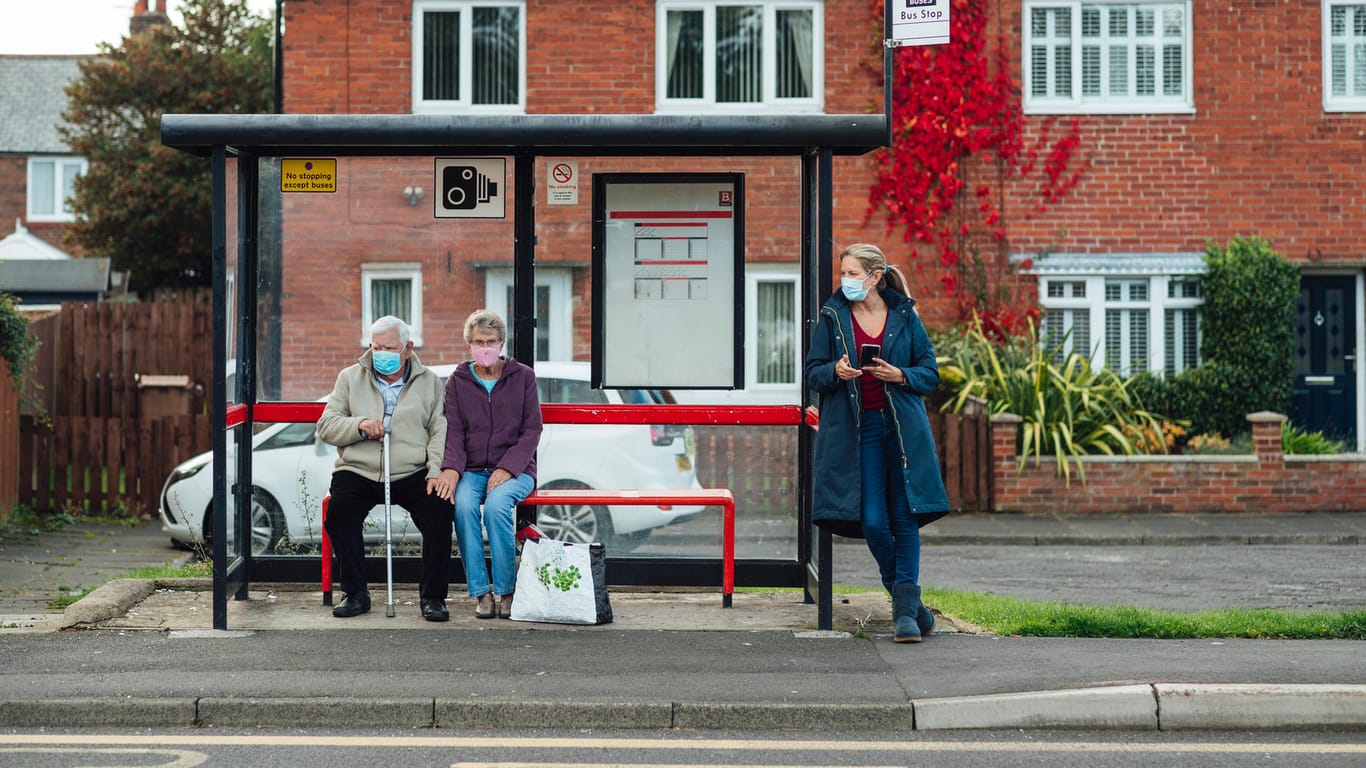 Wartende Menschen an einer Bushaltestelle: 55 Millionen Bürger sind unzureichend an den Nahverkehr angebunden.