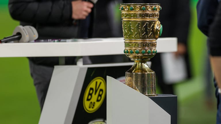 Der echte DFB-Pokal am Rande des Spiels zwischen dem BVB und Ingolstadt. Eine Nachbildung wurde von Fans aus einer Dortmunder Kneipe gestohlen.