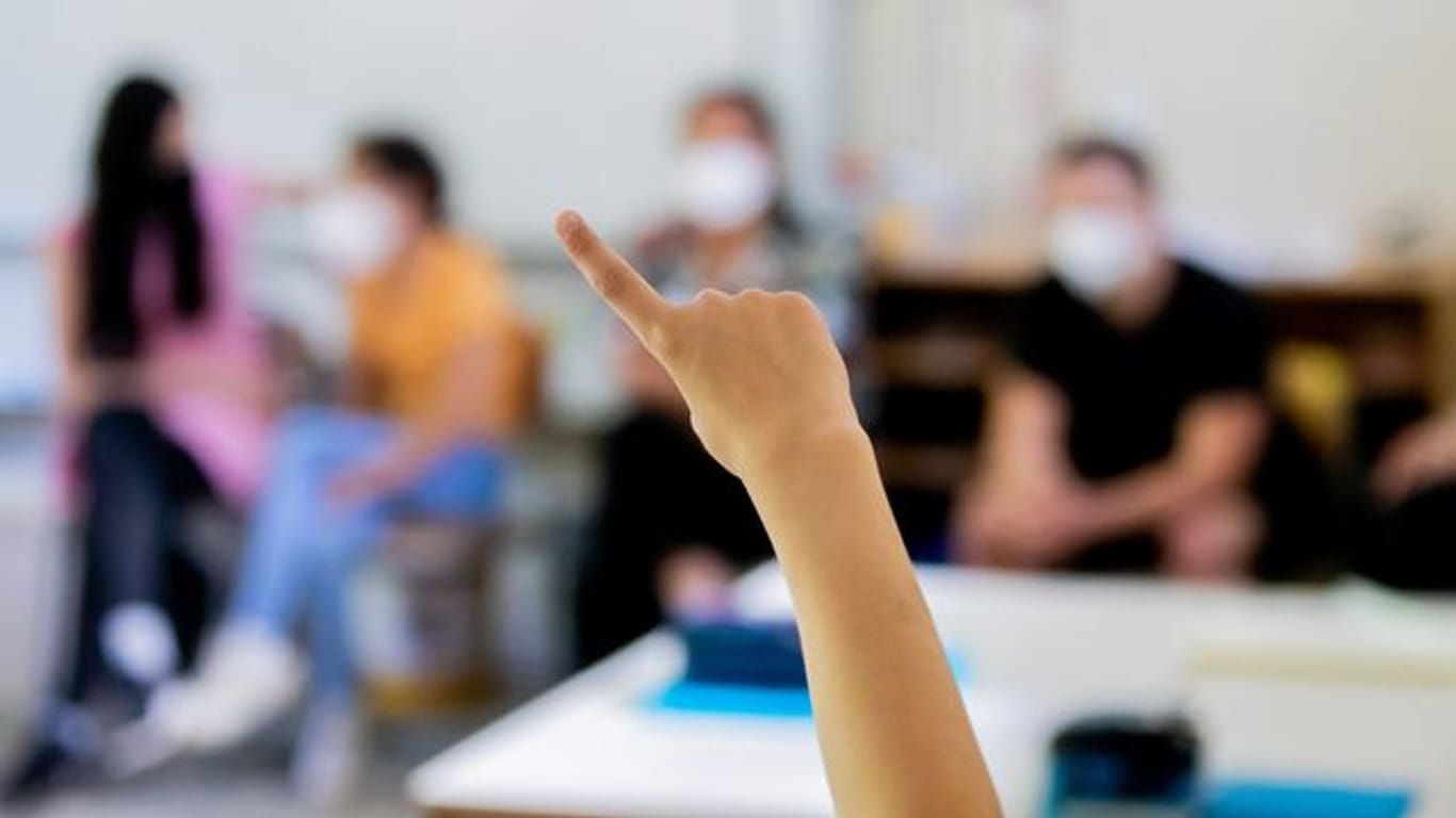 Ein Schüler meldet sich in einer Klasse an der Fritz-Karsen-Schule im Berliner Ortsteil Britz (Symbolbild): Schulleiterverbände lobten die Entscheidung.