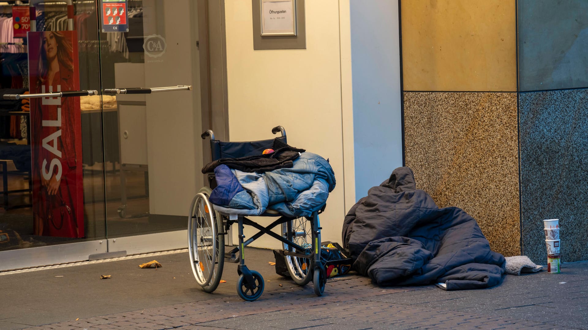 Obdachlose am Kölner Neumarkt (Symbolbild): Zahlreiche Attacken mit Farben wurden in letzter Zeit in der Domstadt gemeldet. Obdachlose am Kölner Neumarkt (Symbolbild): Zahlreiche Attacken mit Farben wurden in letzter Zeit in der Domstadt gemeldet.