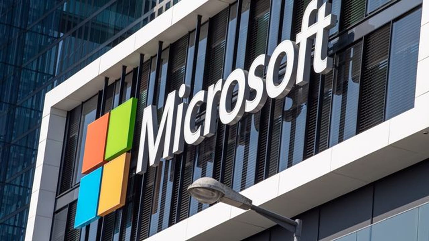 Das Logo von Microsoft hängt an der Fassade eines Bürogebäudes in der Parkstadt Schwabing.