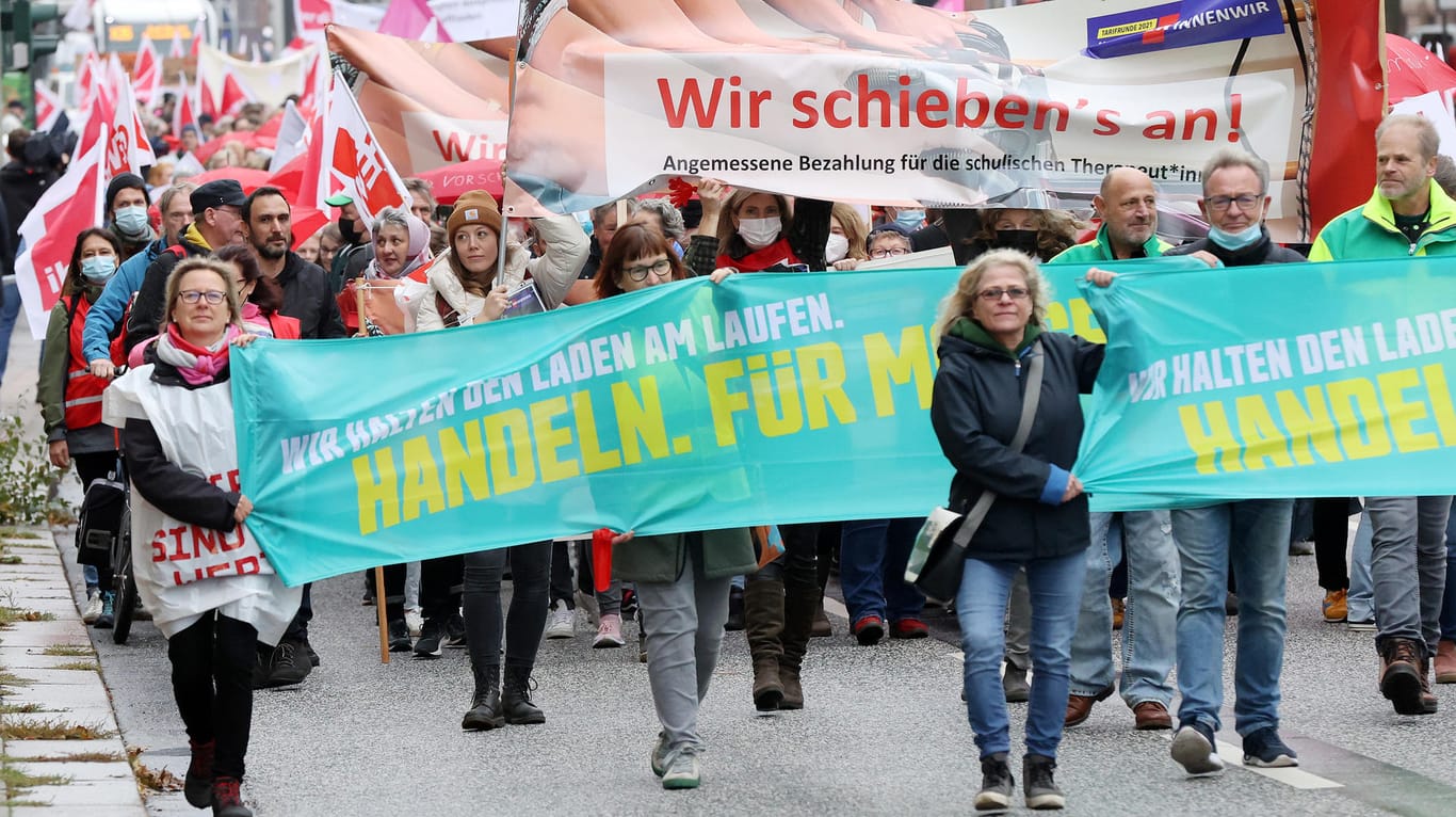 Teilnehmerinnen und Teilnehmer demonstrieren in Hamburg: Die Gewerkschaft Verdi hat in der Hansestadt zu einem ganztägigen Warnstreik im öffentlichen Dienst aufgerufen.