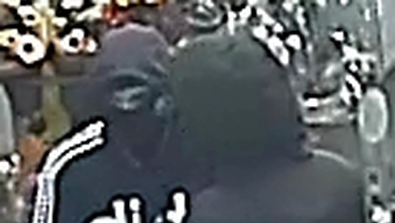 Zwei maskierte Männer, von einer Überwachungskamera in Stuttgart aufgenommen: Mit diesen Fotos sucht die Polizei nach den mutmaßlichen Räubern.