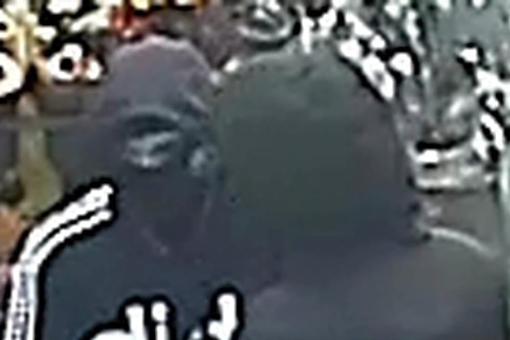 Zwei maskierte Männer, von einer Überwachungskamera in Stuttgart aufgenommen: Mit diesen Fotos sucht die Polizei nach den mutmaßlichen Räubern.