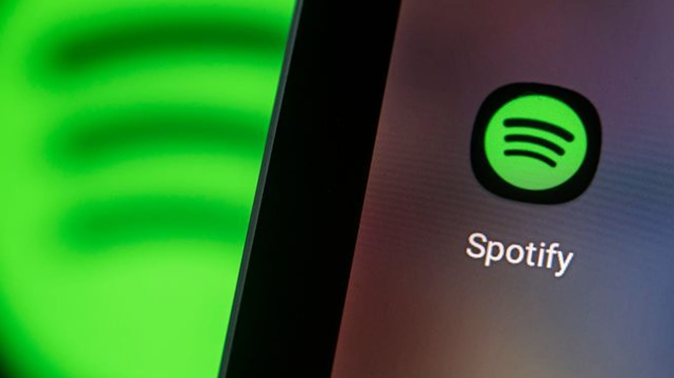 Der Musikstreaming-Marktführer Spotify erntet die ersten Früchte seiner Podcast-Offensive.
