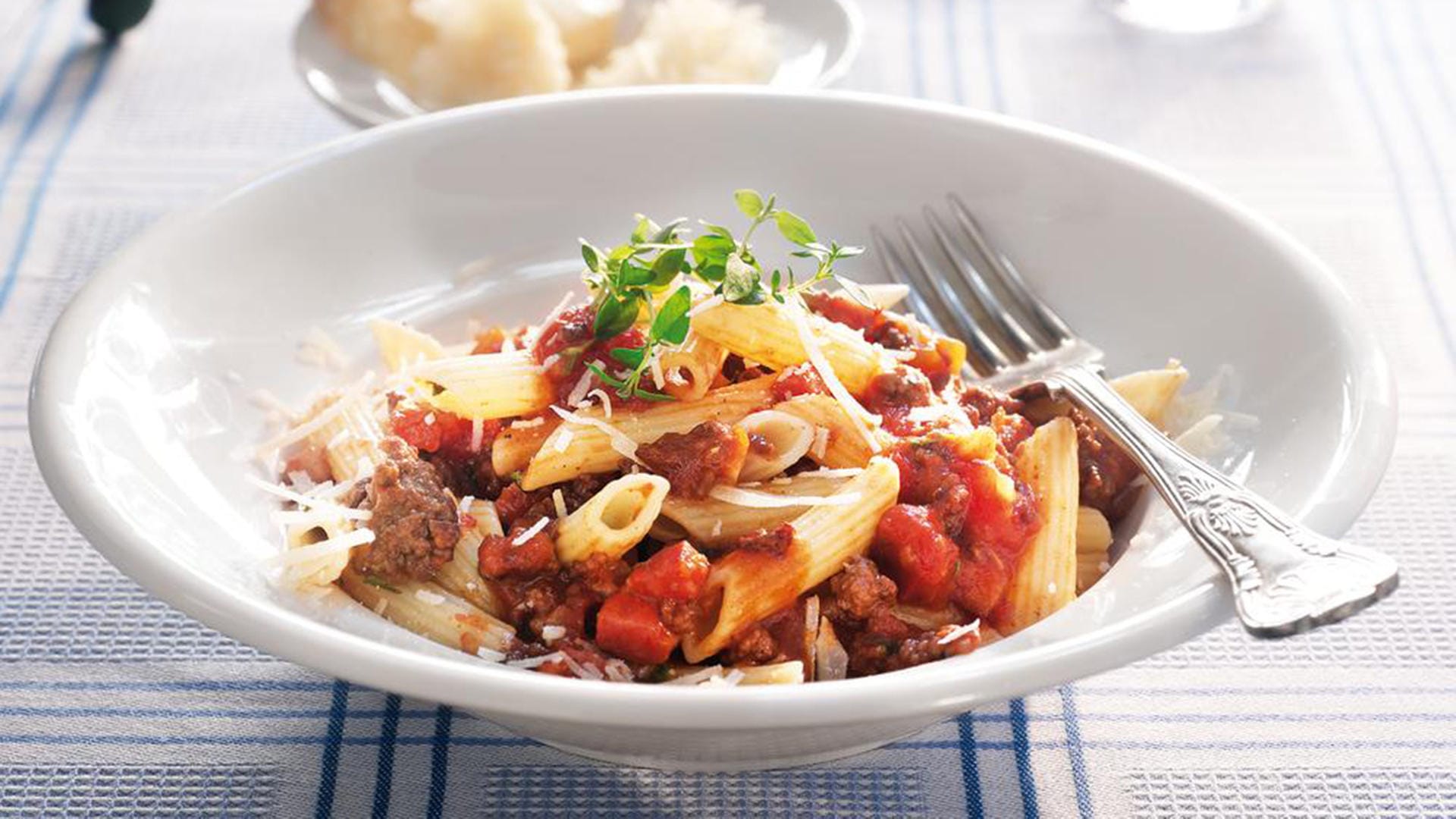 Penne: Mit Rindfleischsauce und Staudensellerie wird das Gericht ein Genuss.