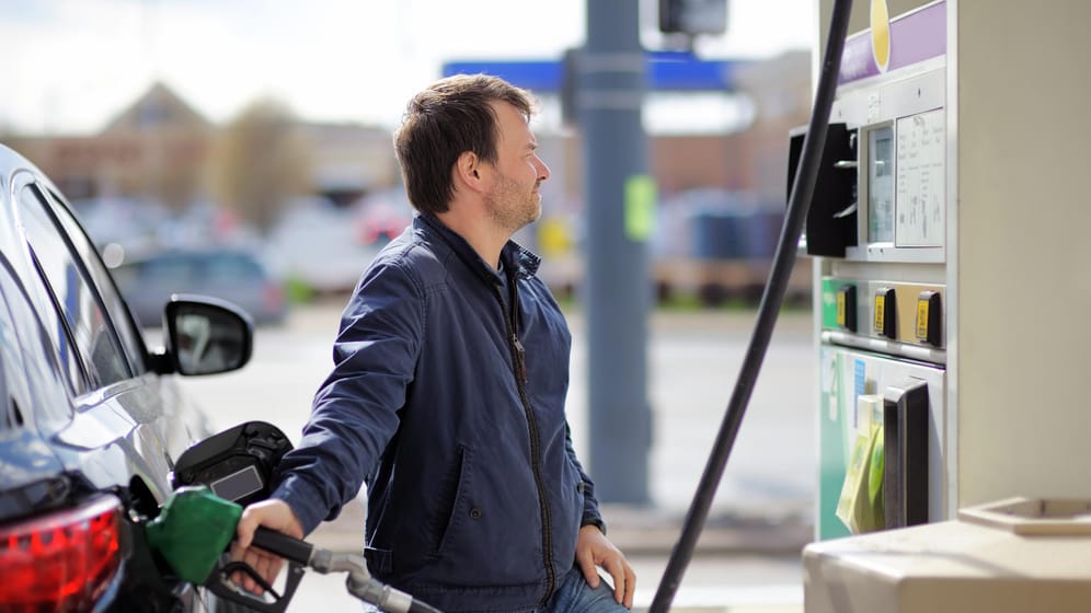 Ein Mann betankt sein Auto (Symbolbild): Aktuell machen die hohen Benzinpreise vielen Autofahrern zu schaffen.