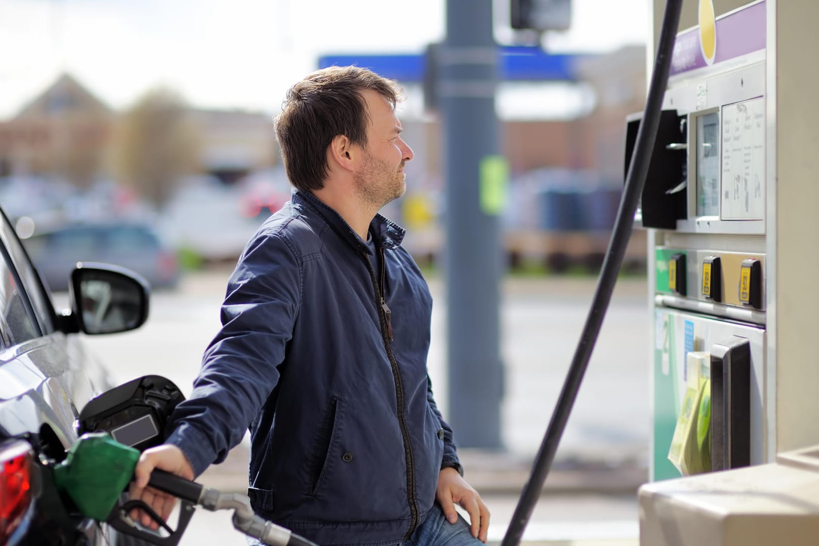 Ein Mann betankt sein Auto (Symbolbild): Aktuell machen die hohen Benzinpreise vielen Autofahrern zu schaffen.