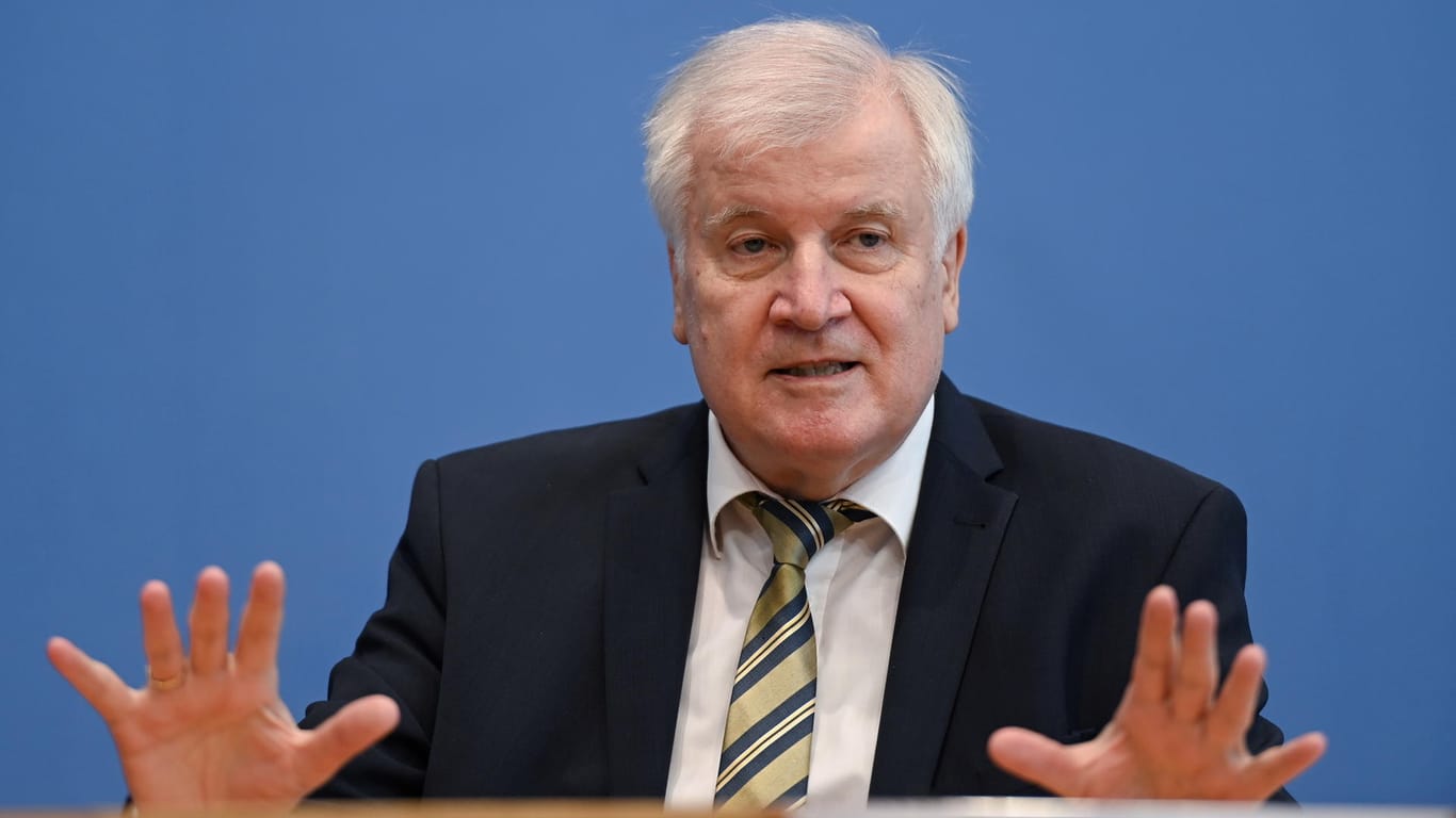 Der scheidende Innenminister Horst Seehofer (CSU): Auch Söder wäre "entblättert und durchleuchtet" worden.