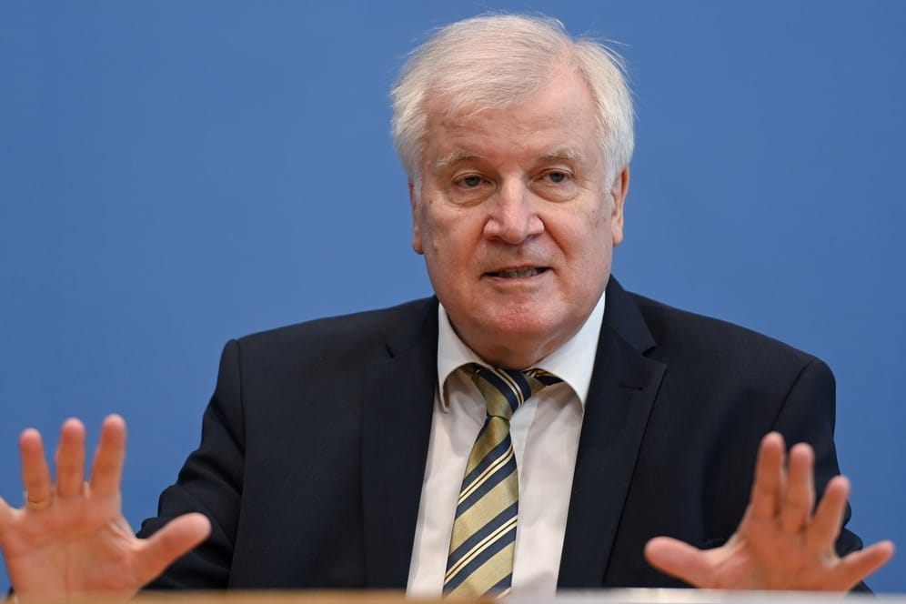 Der scheidende Innenminister Horst Seehofer (CSU): Auch Söder wäre "entblättert und durchleuchtet" worden.