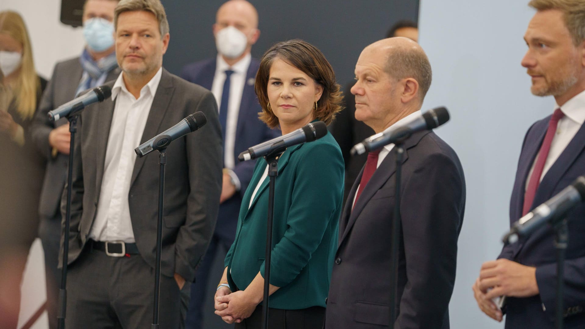 Robert Habeck (v.l.), Annalena Baerbock, Olaf Scholz und Christian Lindner: Die Ampel-Gespräche in 22 Arbeitsgruppen haben begonnen.