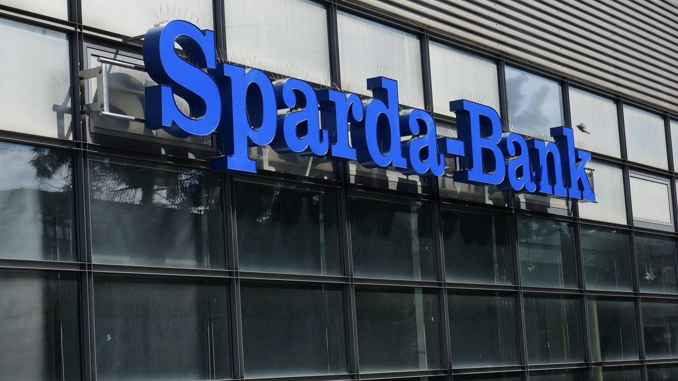 Blick auf eine Sparda-Bank-Filiale in Spandau (Archivbild): Bei der Bank wurden Durchsuchungen durchgeführt.