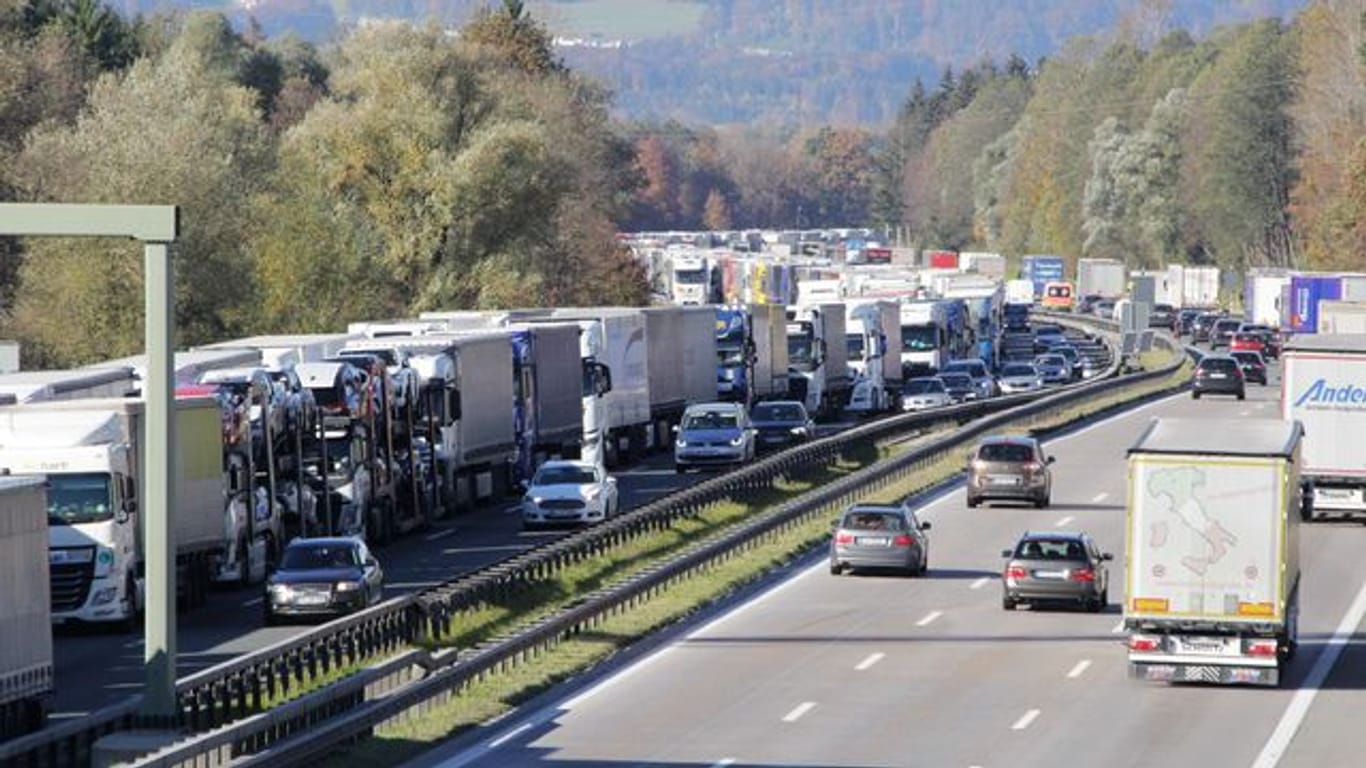 Lastwagen an Lastwagen auf der A8 in Richtung Österreich: Zwischen dem Münchner Süden und der Alpenrepublik staute sich der Verkehr auf 50 Kilometern.