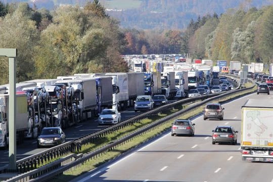 Lastwagen an Lastwagen auf der A8 in Richtung Österreich: Zwischen dem Münchner Süden und der Alpenrepublik staute sich der Verkehr auf 50 Kilometern. Lastwagen an Lastwagen auf der A8 in Richtung Österreich: Zwischen dem Münchner Süden und der Alpenrepublik staute sich der Verkehr auf 50 Kilometern.
