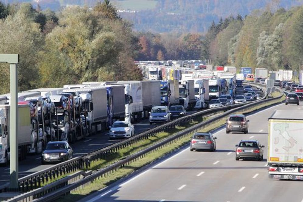 Lastwagen an Lastwagen auf der A8 in Richtung Österreich: Zwischen dem Münchner Süden und der Alpenrepublik staute sich der Verkehr auf 50 Kilometern.