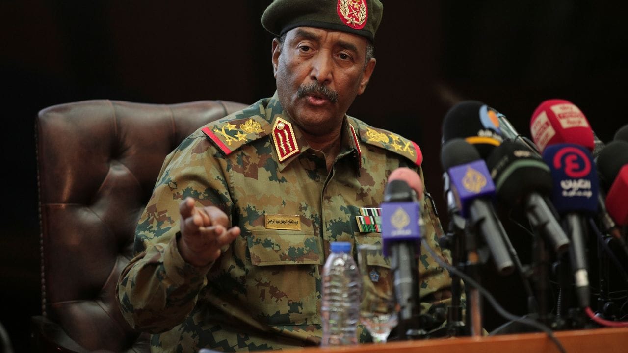 General Abdel Fattah al-Burhan gibt in Khartum eine Pressekonferenz.