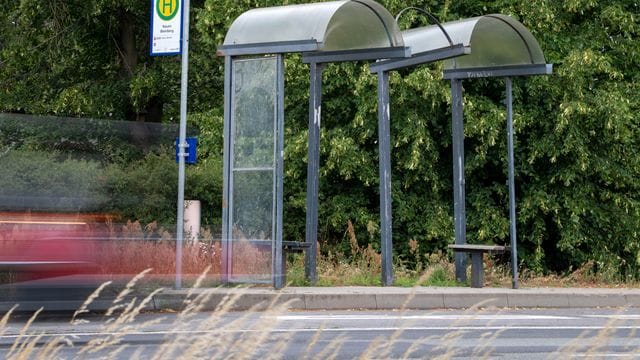 Für viele Menschen in Deutschland gibt es einer Studie zufolge kein ausreichendes Bus- und Bahnangebot.