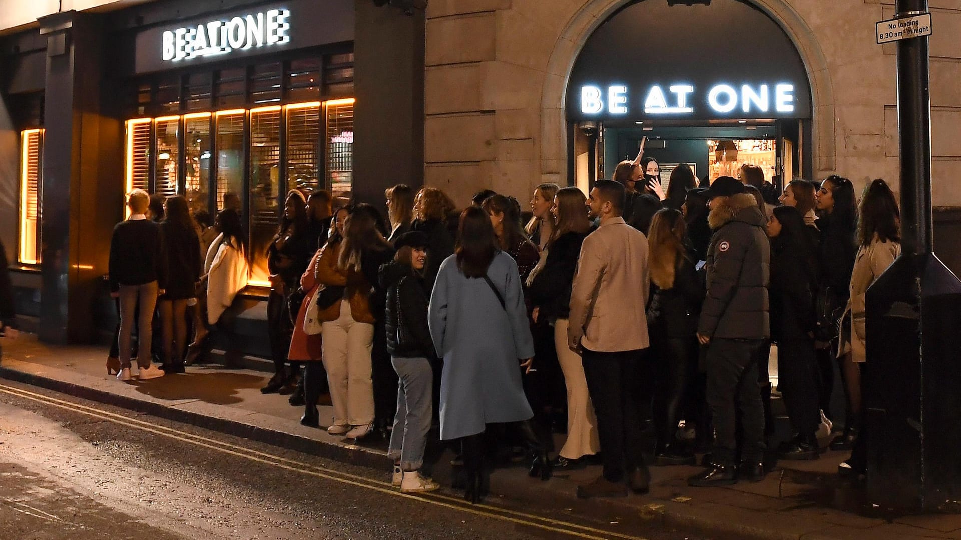 Menschen stehen Schlange vor einer Londoner Bar: "Spiking" gilt zunehmend als Gefahr im britischen Nachtleben.