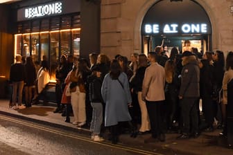 Menschen stehen Schlange vor einer Londoner Bar: "Spiking" gilt zunehmend als Gefahr im britischen Nachtleben.