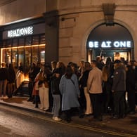 Menschen stehen Schlange vor einer Londoner Bar: "Spiking" gilt zunehmend als Gefahr im britischen Nachtleben.