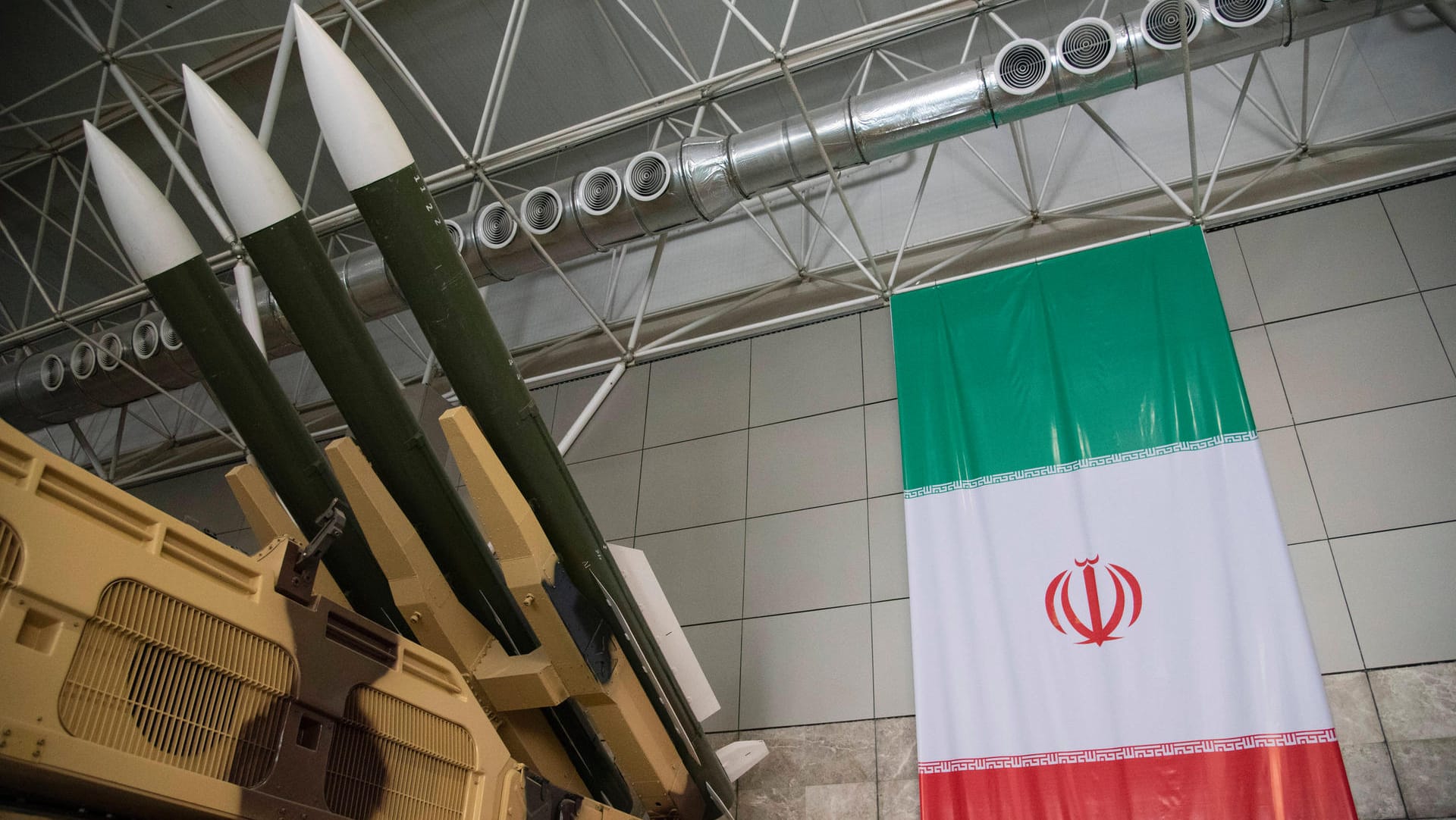 Raketen neben einer Iran-Flagge: Ab November will das Land über die Wiederaufnahme eines Atomabkommens verhandeln. (Symbolbild)