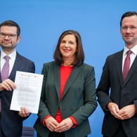 Marco Buschmann (FDP, v.l.), Katrin Göring-Eckardt (Grüne) und Dirk Wiese (SPD): Länder sollen weiter über "Instrumentenkasten" in der Pandemie verfügen.