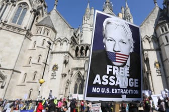 Ein Protestschild mit dem Bild von Julian Assange vor einem Londoner Gericht: Die USA wollen erneut die Auslieferung des Whistleblowers erwirken.