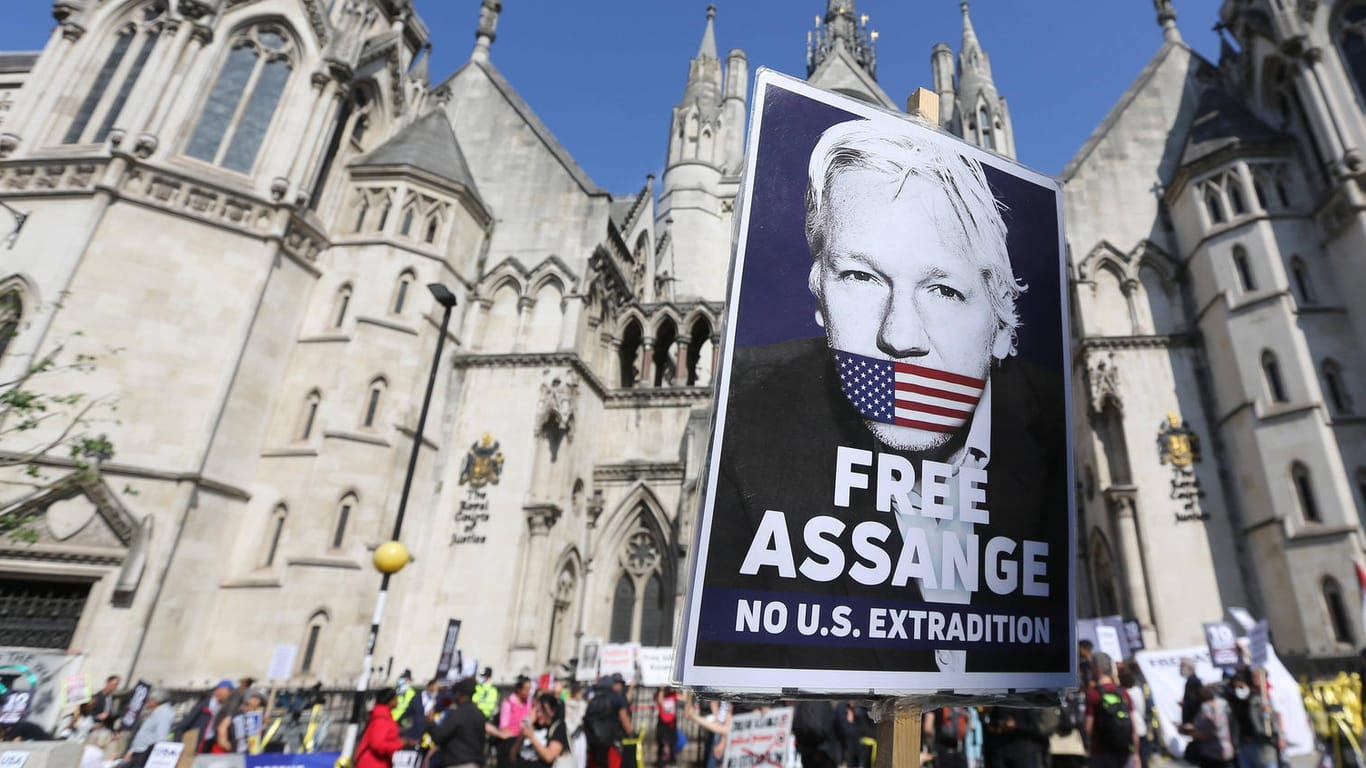 Ein Protestschild mit dem Bild von Julian Assange vor einem Londoner Gericht: Die USA wollen erneut die Auslieferung des Whistleblowers erwirken.
