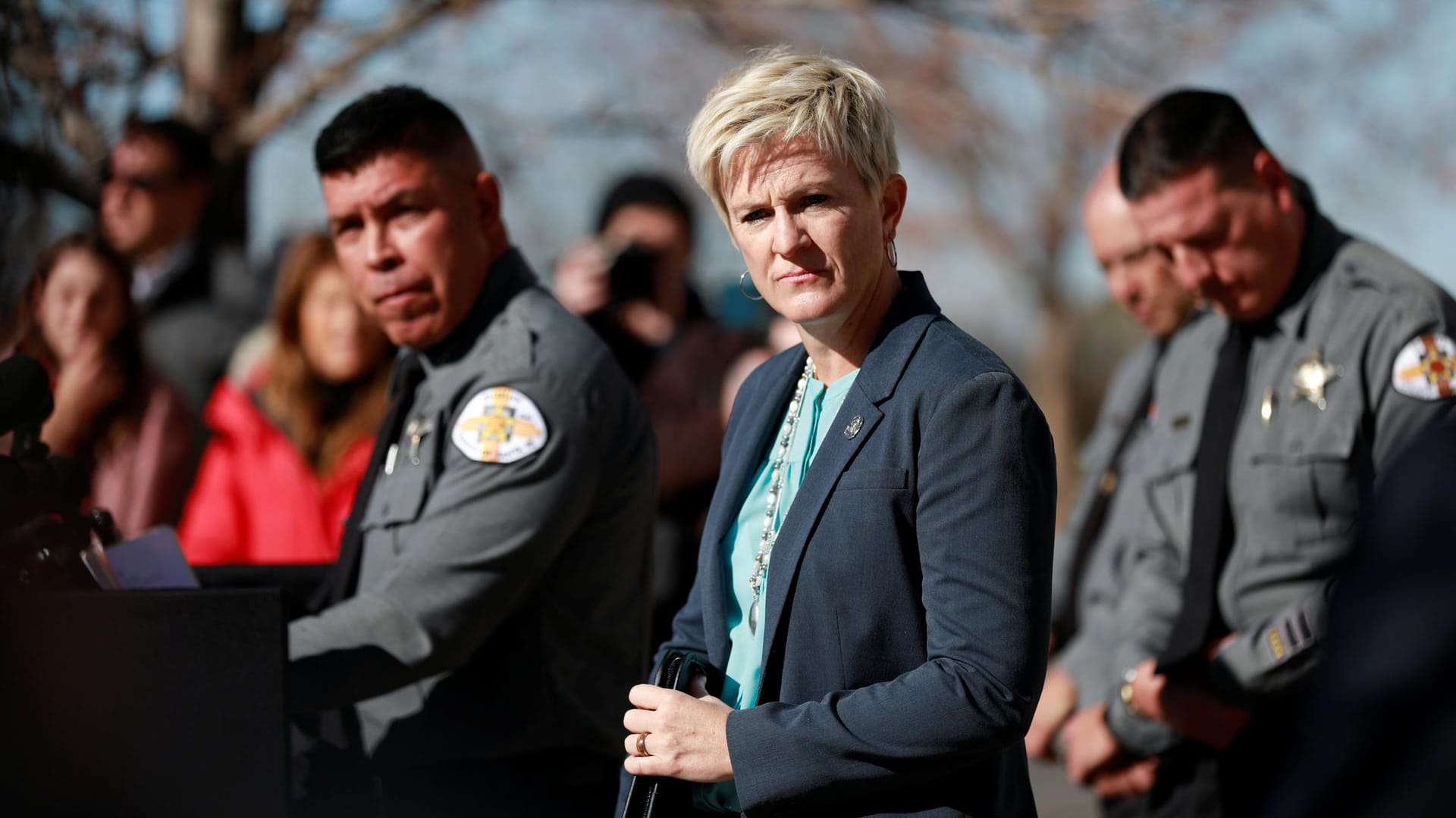 Sheriff Adan Mendoza und Staatsanwältin Mary Carmack-Altwies zum tödlichen Unfall am Set von "Rust".